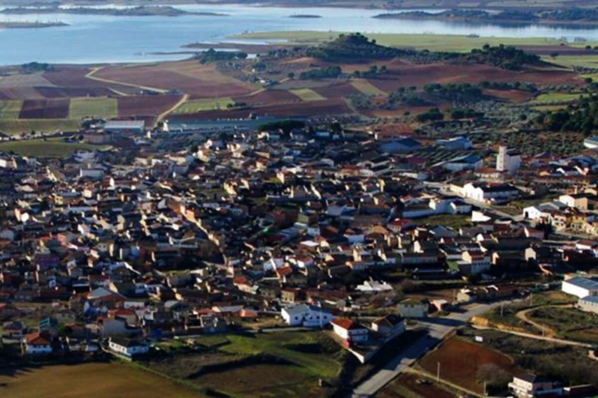 Vista panorámica de Valverde de Júcar al amanecer